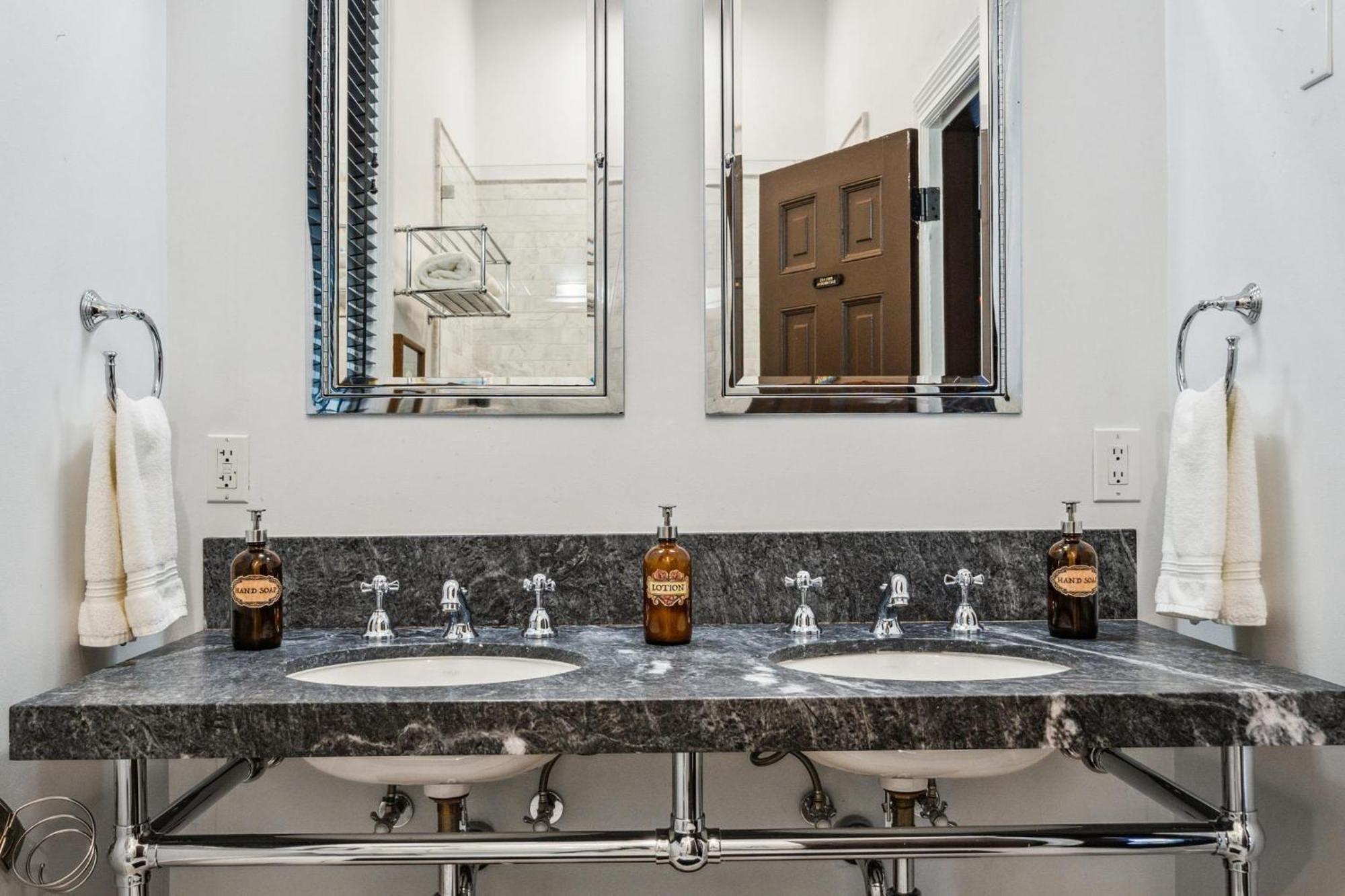 Hébergement de vacances Historic & Charming Victorian Sleeps 11
