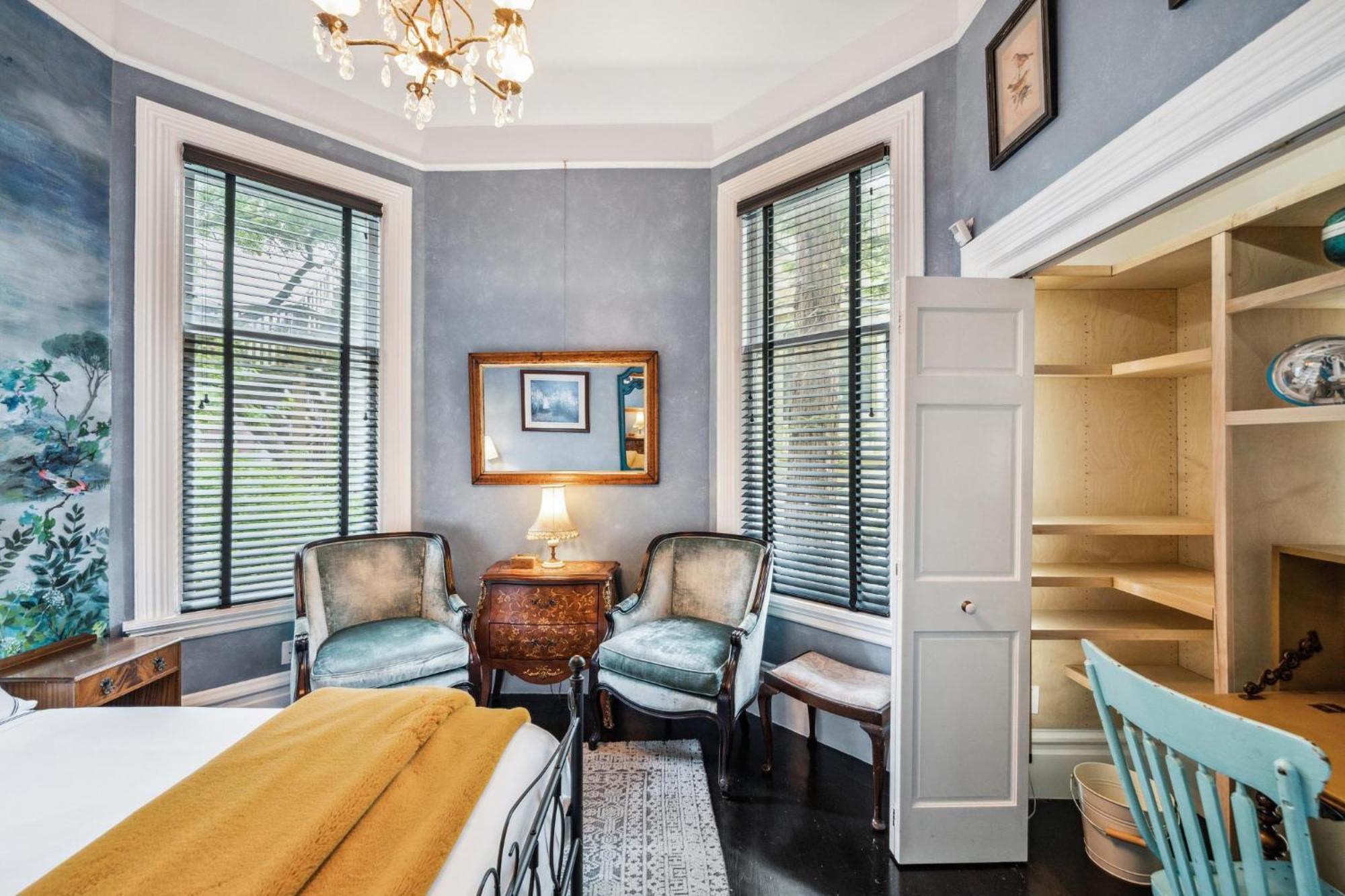 Hébergement de vacances Historic & Charming Victorian Sleeps 11 *